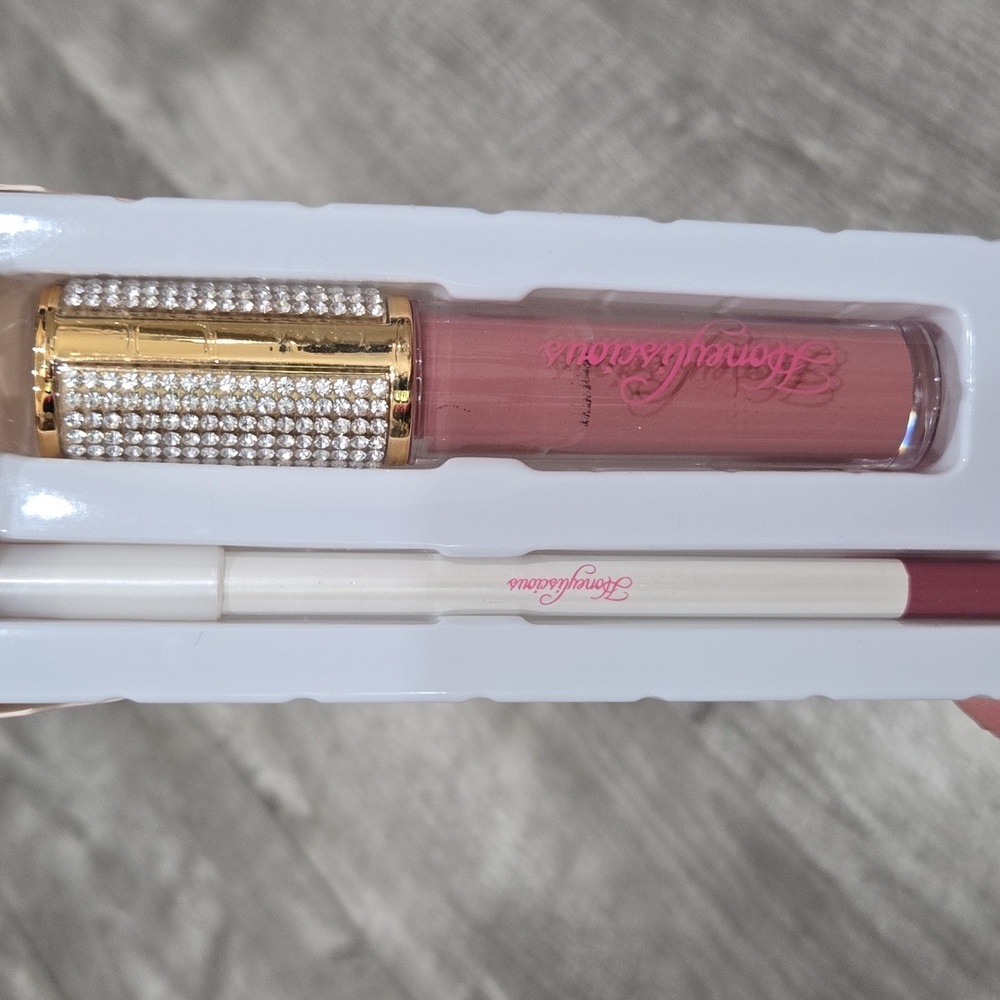 Discounted Price. Lip Gloss Drying. Mauve Color Liner and lip gloss #20